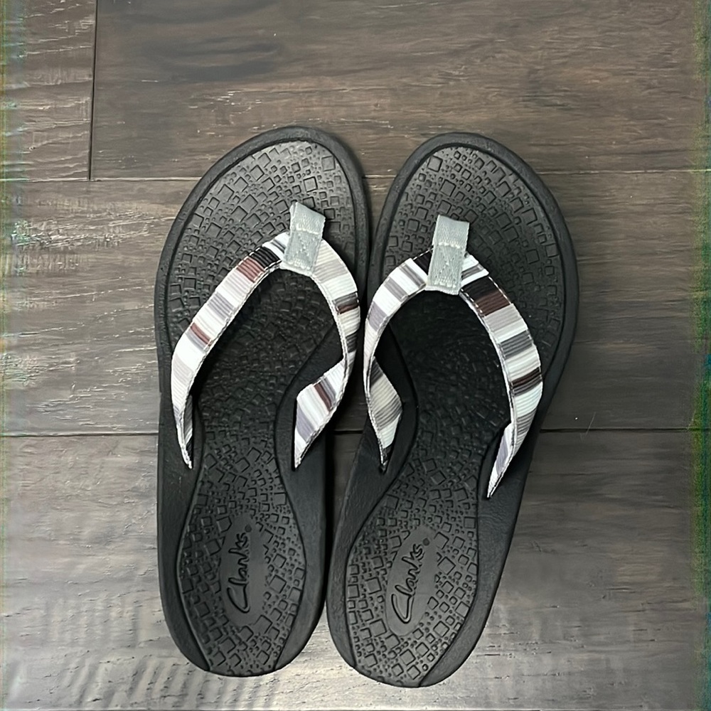 Women’s Clarks multi color thing slip on sandal (flip flops), Size 7m
